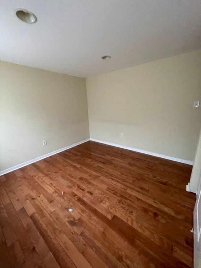 Building Photo - Renovated 2-Bedroom Apartment in the Heart...