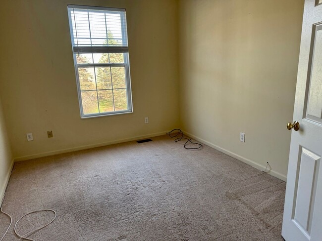 Building Photo - Beautiful 3BR 3BA Townhouse • Updated Kitchen • Deck • 2-Car Garage in Beavercreek