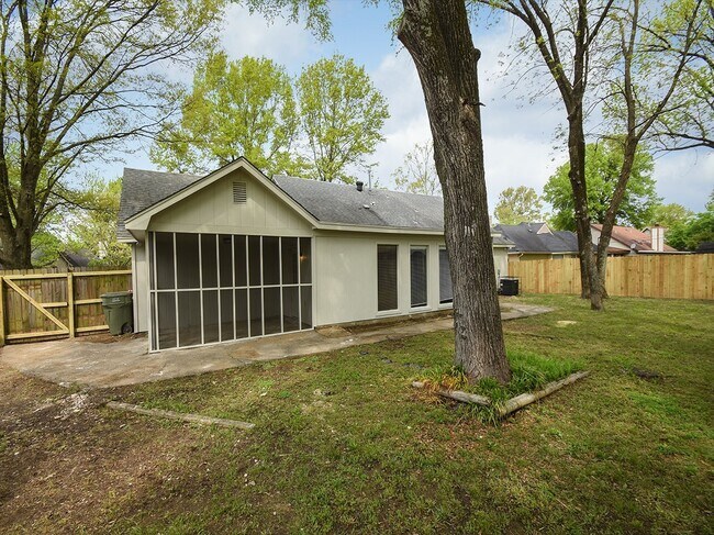 Building Photo - Updated and charming 3 bed, 2 bath with SU...