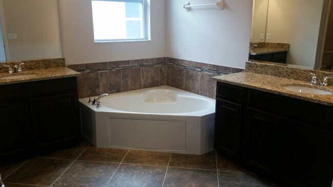 Building Photo - Avalon Reserve-1021 Vinsetta Circle Winter Garden FL 34787