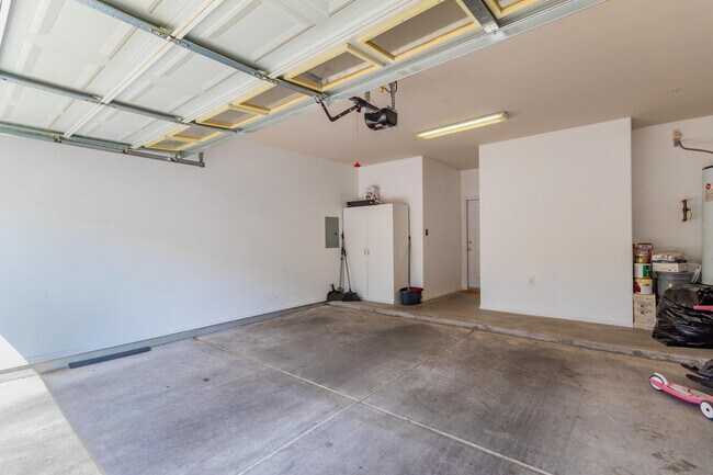 Building Photo - 705 W Queen Creek Rd