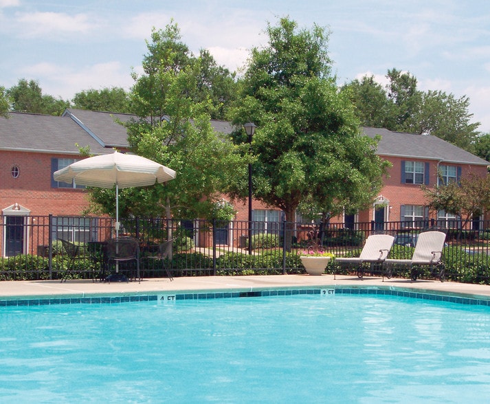 Primary Photo - Jamestown Pointe Apartments