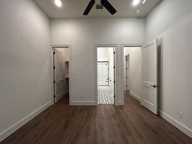 Building Photo - Town Creek CONDO! Large Balcony / Fridge, Washer, Dryer Included / Garage / NBISD