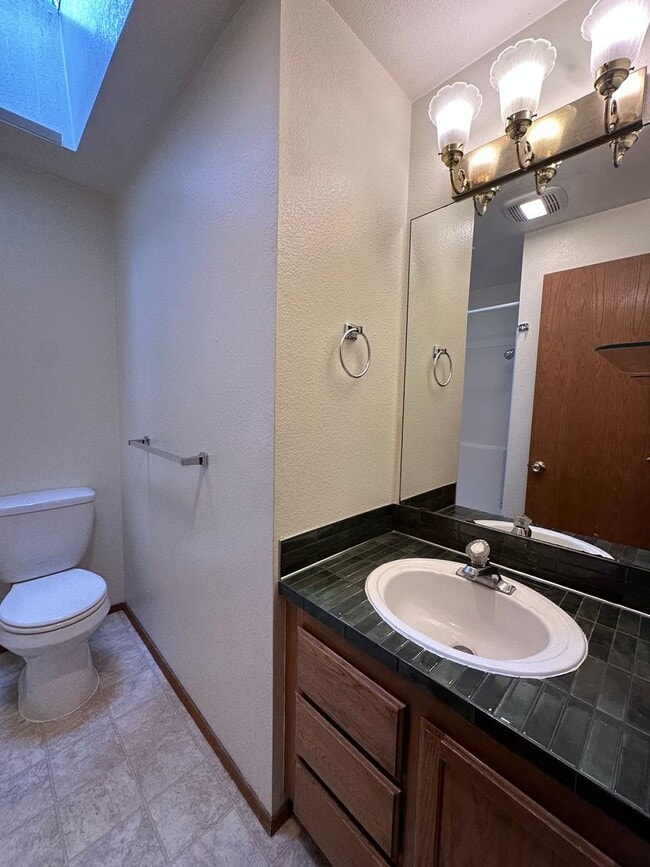 Building Photo - Three bedroom Westside home near OSU Cascades!