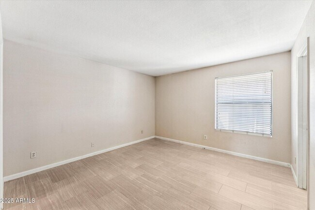 Building Photo - 1402 E Guadalupe Rd