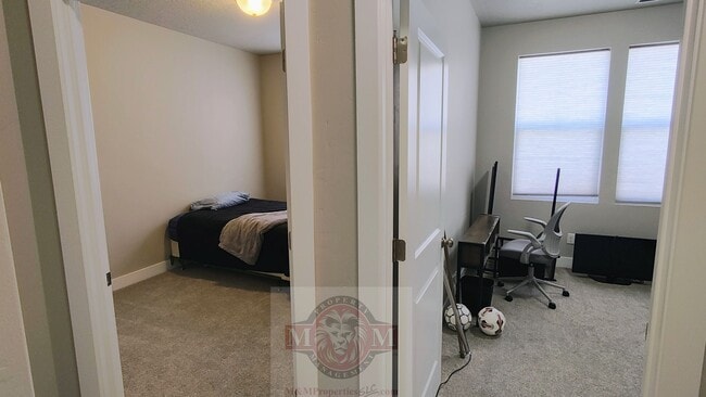 Building Photo - Great 3 Bd 2.5 Bath Townhome 2 Car Garage