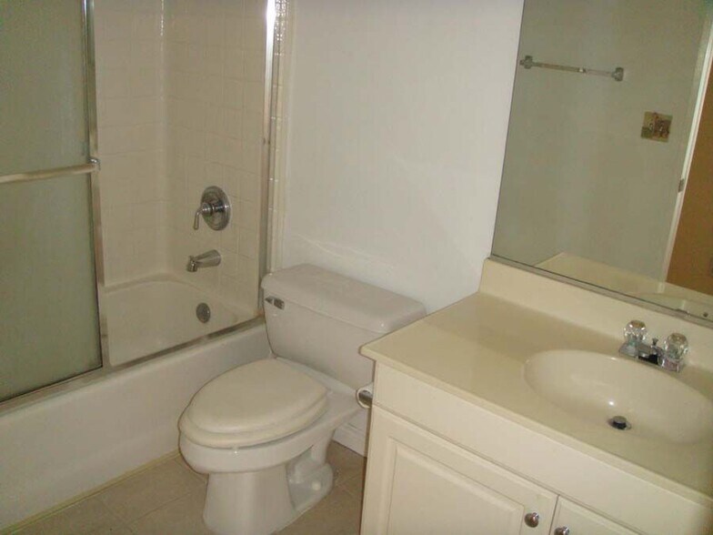 Building Photo - 15790 Midwood Dr