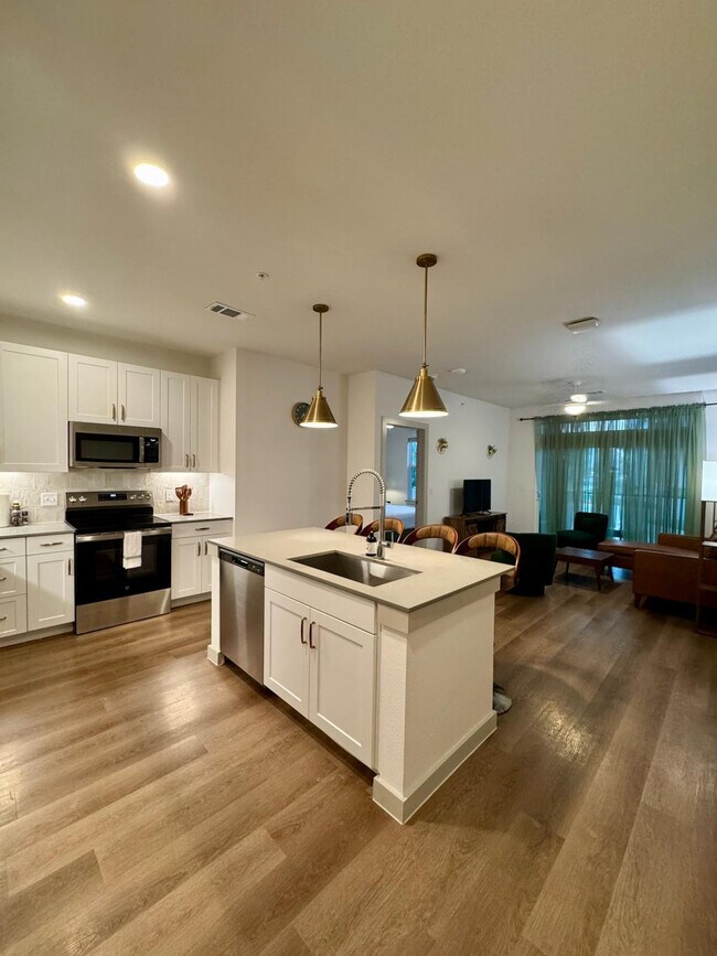 Building Photo - 1301 Leah Ave