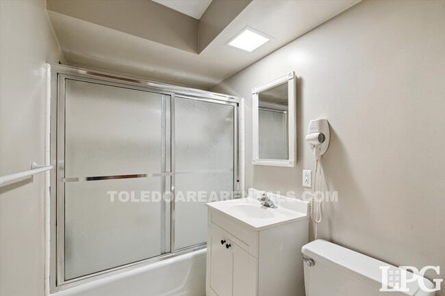Building Photo - 3835 Hillandale Rd