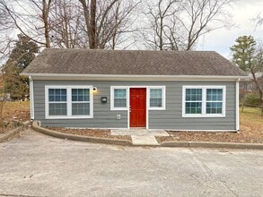 Building Photo - 2 Bedroom and 1 Bath Cottage with private parking and large back yard.