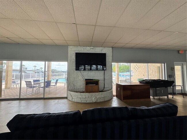 Building Photo - 250 Rosery Rd NW #206