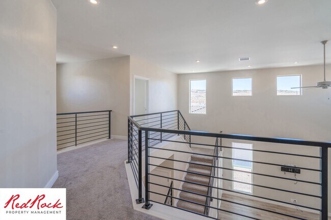 Building Photo - Stunning 4 Bedroom Home. Dog friendly!