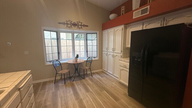 Building Photo - 3-bedroom, 2-bathroom home located in the ...