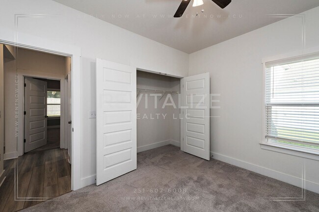 Building Photo - Charming Gold Fortified Home in Live Oak E...