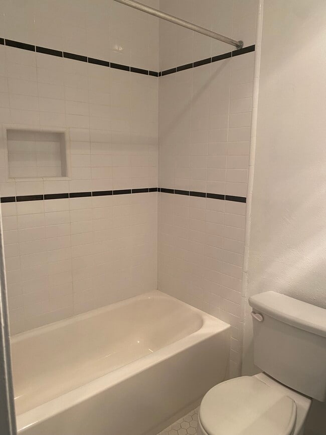 Building Photo - 930 S Venice Blvd