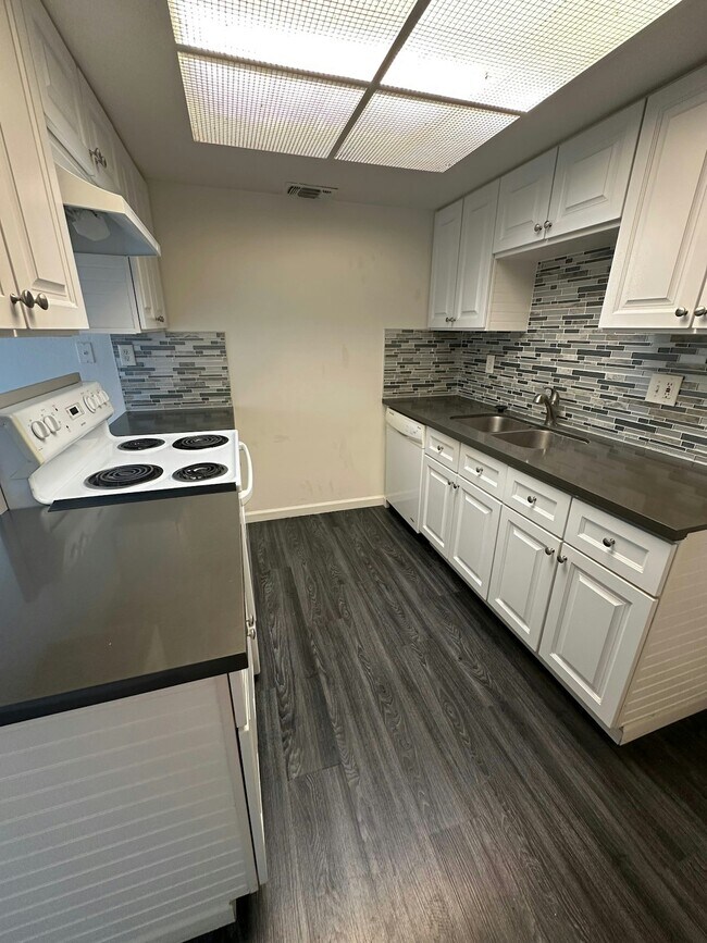 Building Photo - 9121 Nasreen Dr