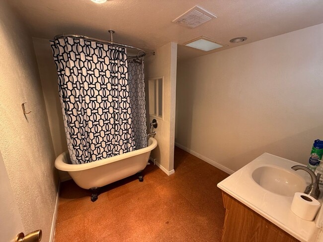 Building Photo - High Desert Retreat- 3 Bedrooms, 2 Bathroo...