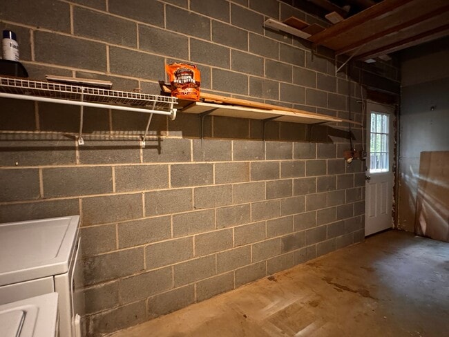 Building Photo - Briarwood Townhome close to NGIC and Hollymead Town Center!