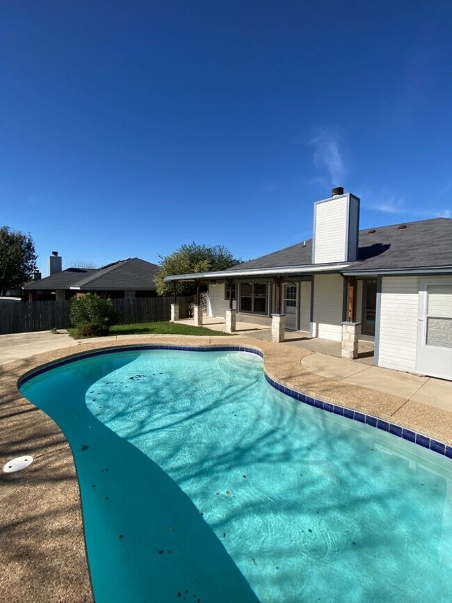 Building Photo - 3 BED / 2 Bath  AVAILABLE NOW