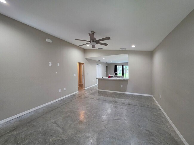 Building Photo - 447 Avenue A NE