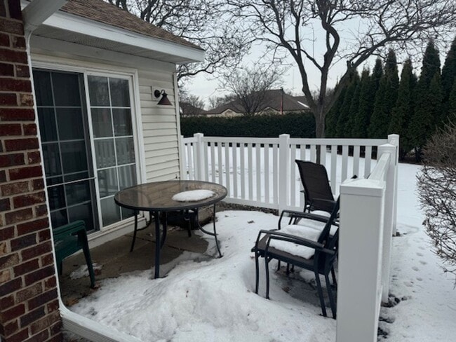 Building Photo - End Unit 2 Bed, 2 Full Bath, 2 Car Garage with Loft and Vaulted Ceilings