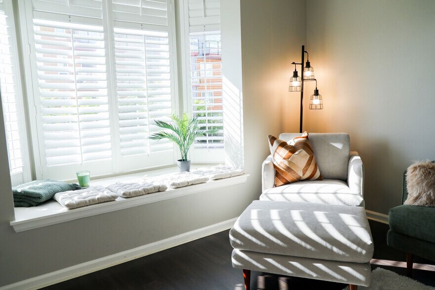 Building Photo - 2419 Fifth Avenue-SI FL1-ID1335164P