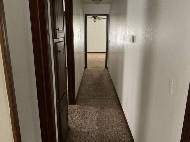 Building Photo - 3 bed, 2 bath, 2 car garage