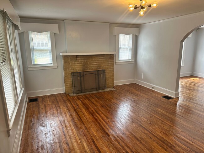 Building Photo - Beautiful Two Bedroom Home in Wesley Heigh...