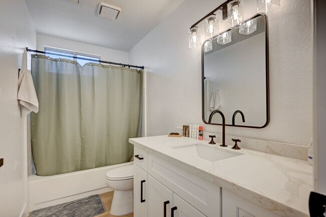 Building Photo - Furnished 4 bedroom home in the Lakes!