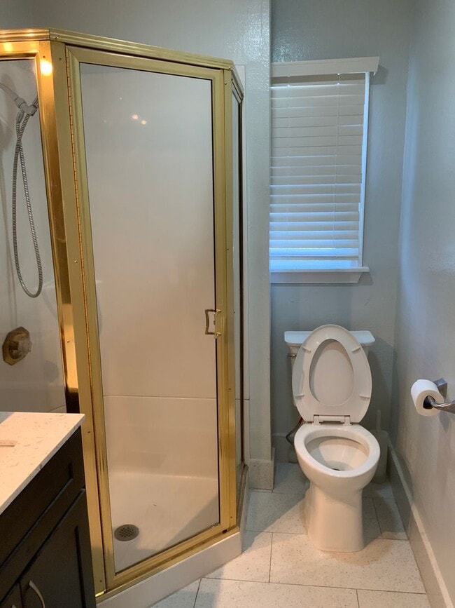 Building Photo - Beautifully remodeled 3 bedroom 2 bath Pin...