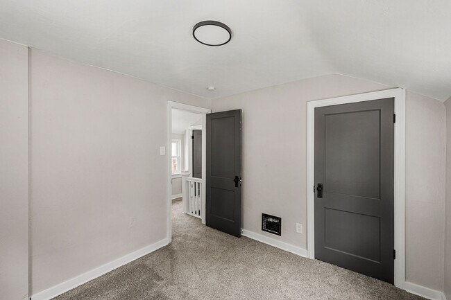 Building Photo - Stunning 2 bedroom home in Penn Avenue available August 1!