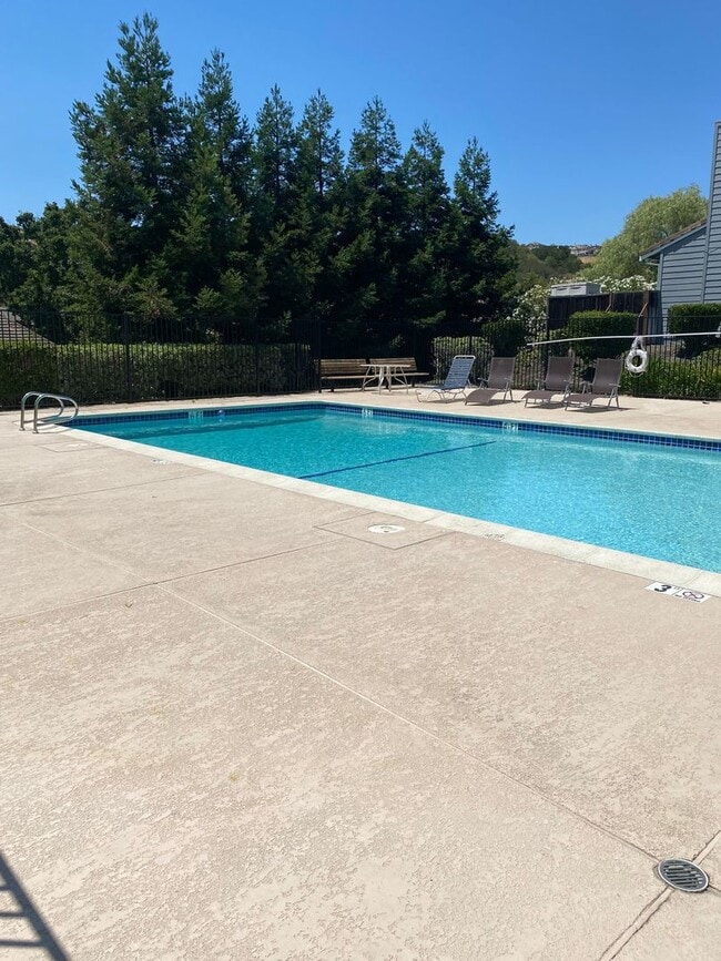 Building Photo - Dublin Silvergate, End Unit Townhome 3 Bed, 2.5 Bath, Dual Primary Suites, Community Pool!