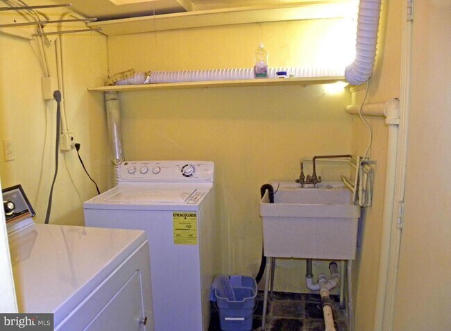 Building Photo - 716 N Overlook Dr