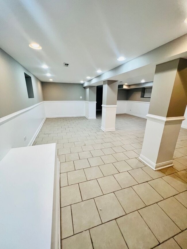 Building Photo - 7433 S Perry Ave