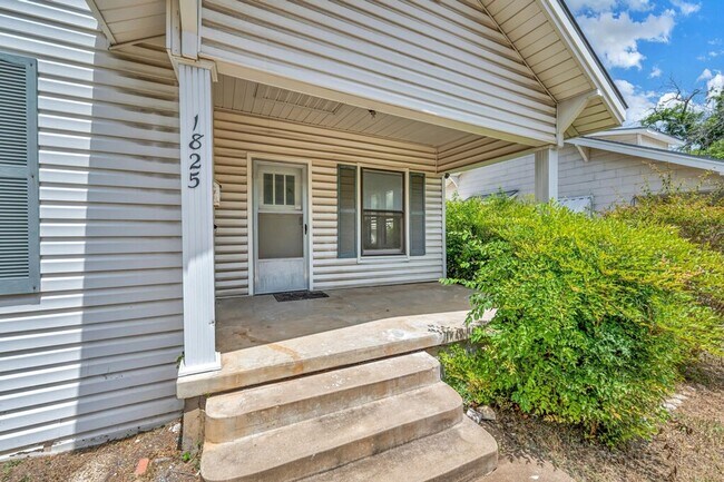 Building Photo - Spacious 3 Bed - 1 Bath House Near Downtown