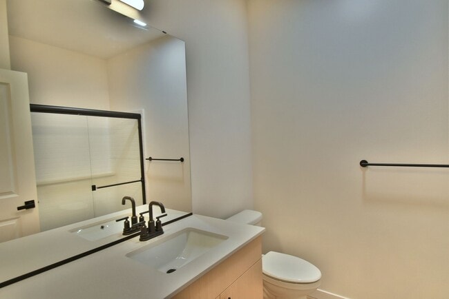 Building Photo - 3bd/2.5ba Lynnwood Townhome
