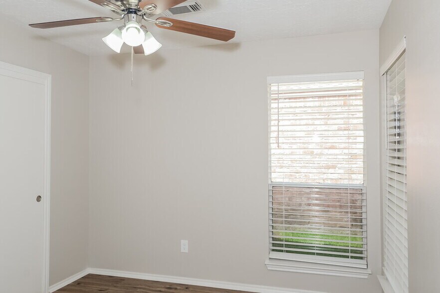 Building Photo - 6926 Bullinger Dr
