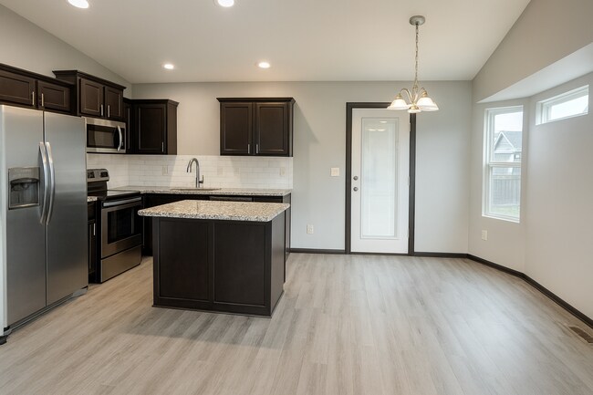 Building Photo - Welcome Home to This Spacious 5 Bedroom in Park City!