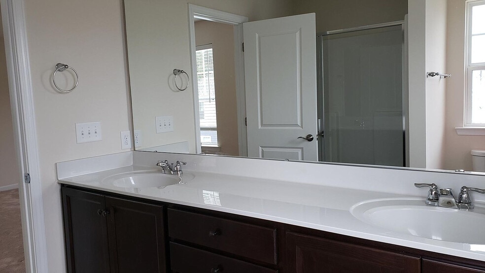 Building Photo - Room in Townhome on Sharonbrook Dr