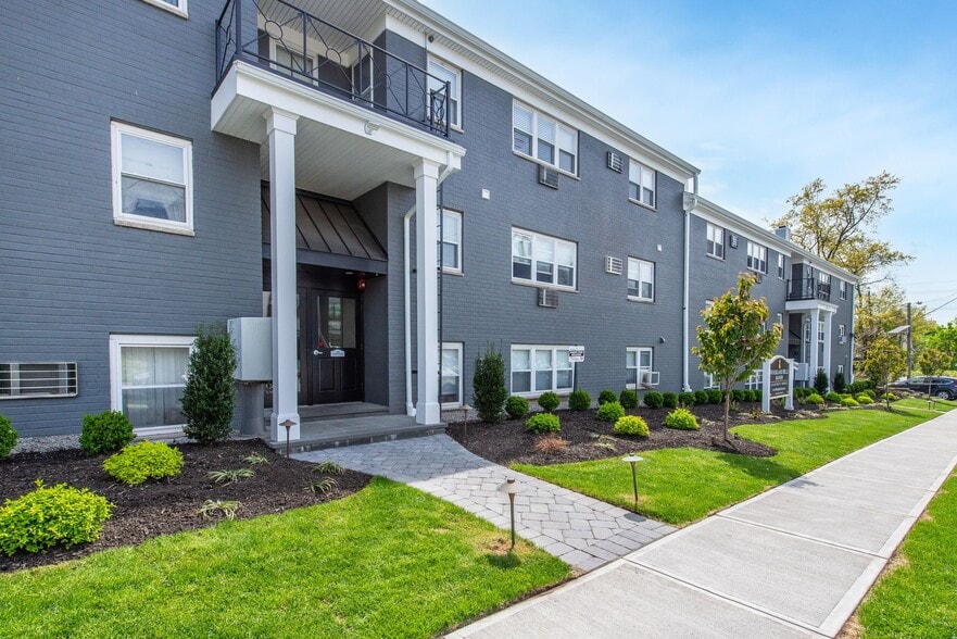 Building Photo - Woodland Hills Manor