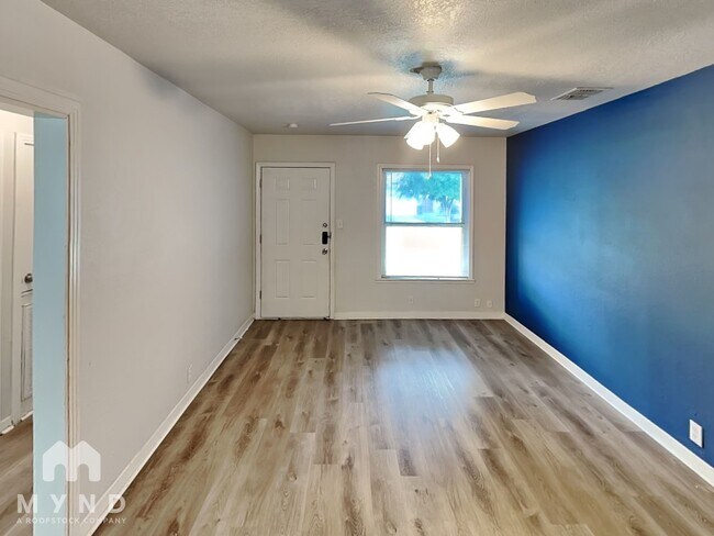 Building Photo - 4402 Mistletoe Dr
