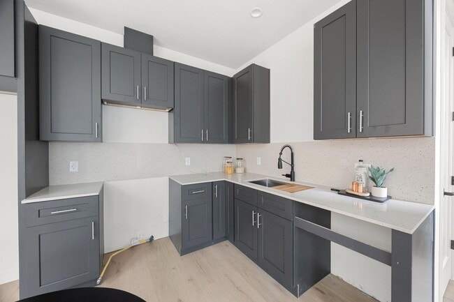 Building Photo - 1709 Maple Ave