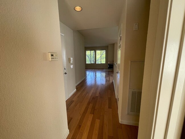 Building Photo - 450 Navaro Way
