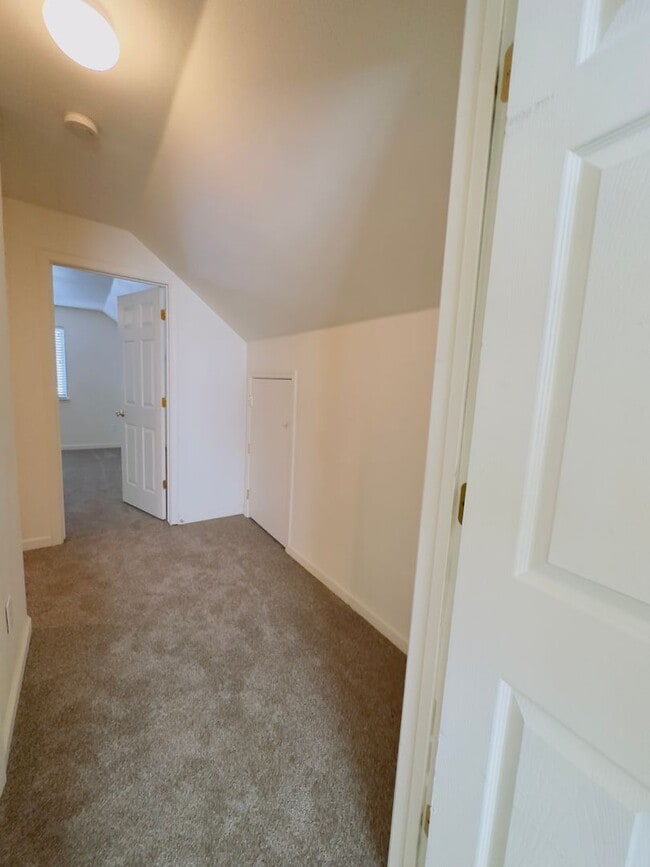 Building Photo - 3 Bedroom 2 1/2 Bath 3 garage