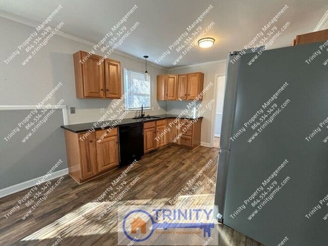 Building Photo - All utilities included with rent due to sh...