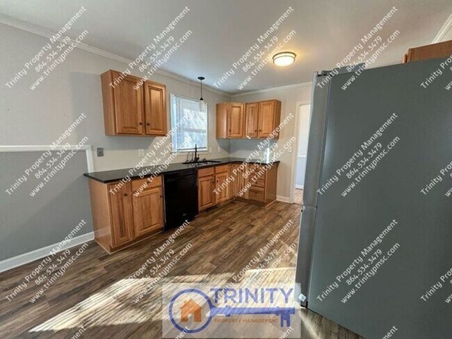 Building Photo - All utilities included with rent! Spacious...