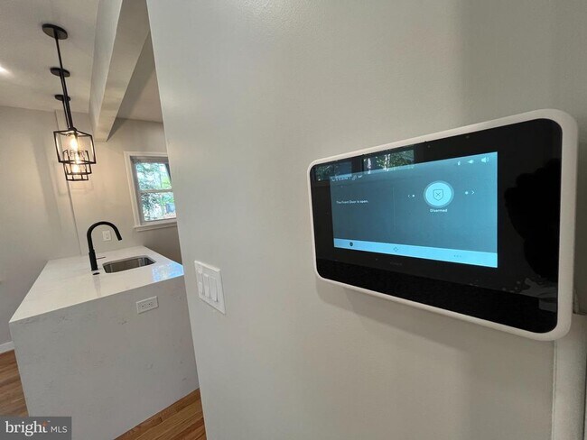 Building Photo - 327 Whittier St NW