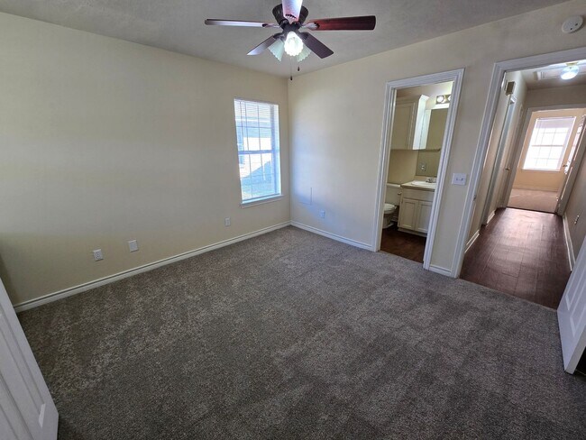 Building Photo - College Station - 3 Bedroom / 3 Bath duplex - Fenced in Yard.