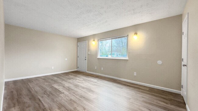 Building Photo - 2215 Washington Pike