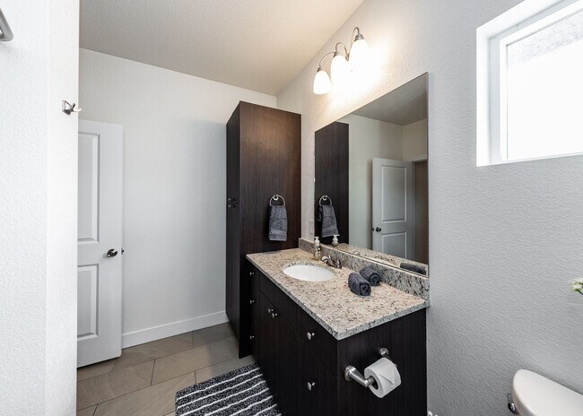 Building Photo - 1 bed, 1 bath Top Floor near Garden of the Gods